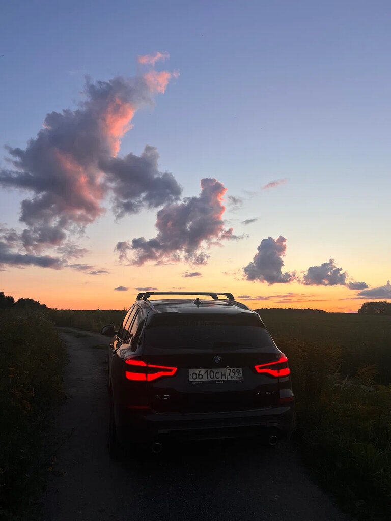 BMW на грунтовой дороге на закате